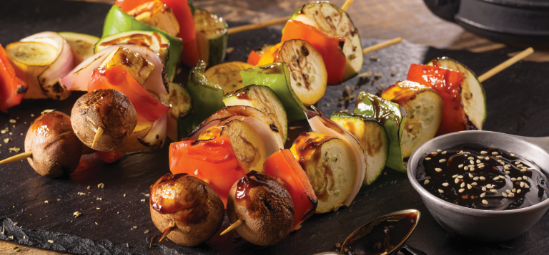 Brochetas vegetarianas con salsa japonesa REvista Maxi