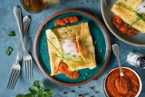 Crepe de chilli con huevo pochado