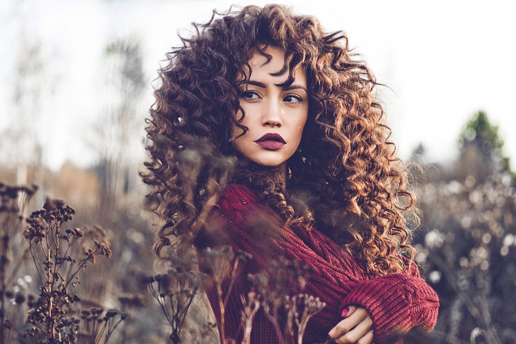 Presuma su cabellera rizada