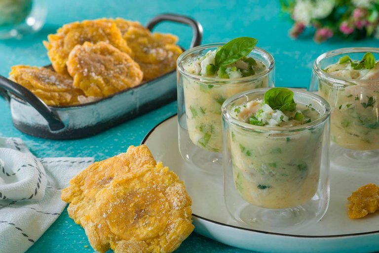 Ceviche de pescado con patacones y un toque de maracuyá