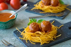 Nidos de pasta sin gluten con bolitas de carne en salsa de naranjilla