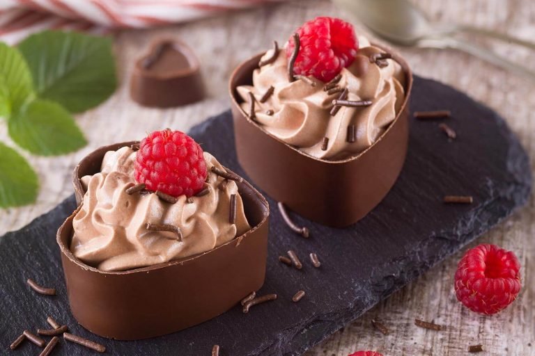 Corazones de chocolate con mousse y frambuesas