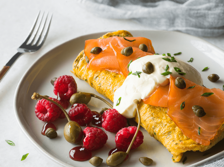 Omelette con salmón y frambuesas