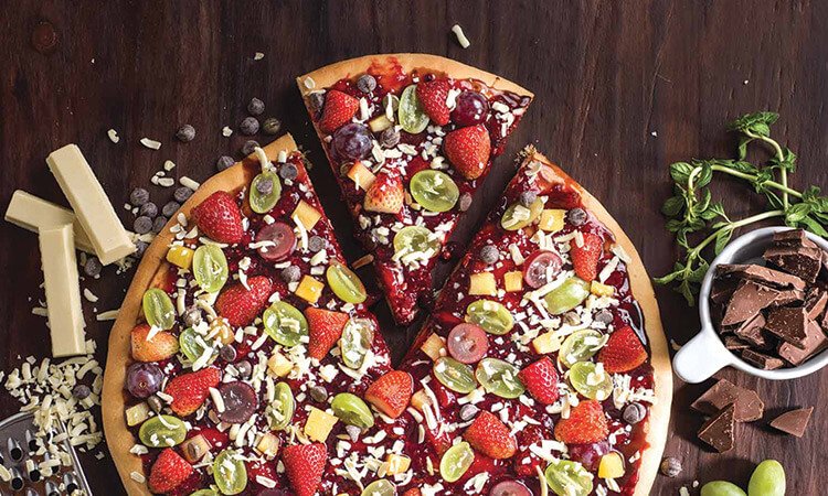 Pizza de chocolate y frutas