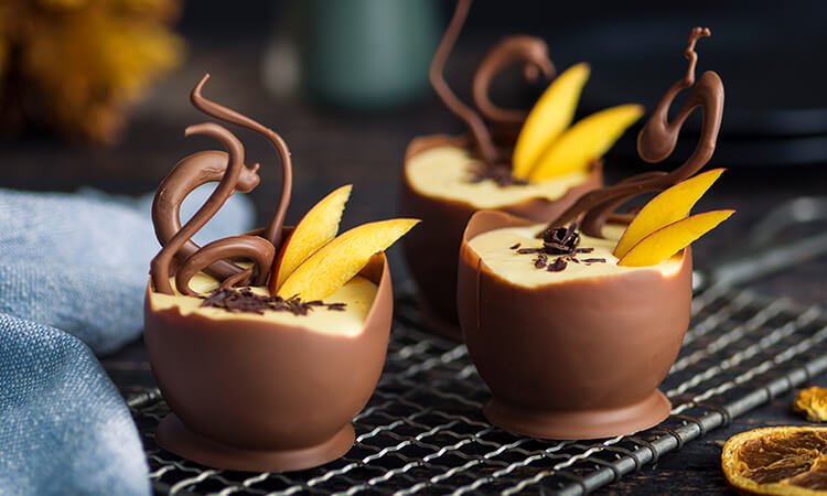 Cascarón de chocolate con mousse de mango